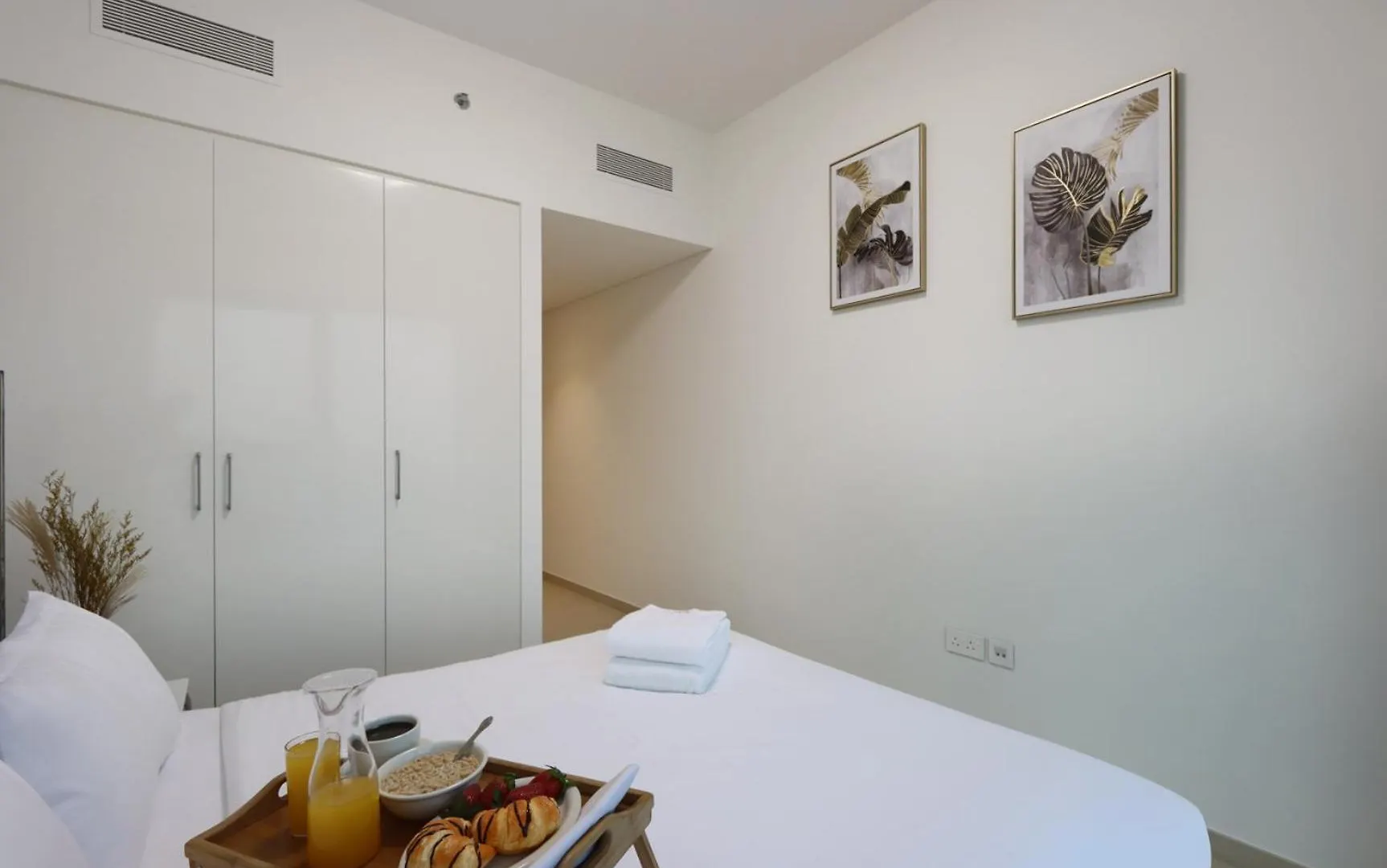 Livbnb - Elegant 3+1 W/ Burj View, Near Dubai Mall Apartment